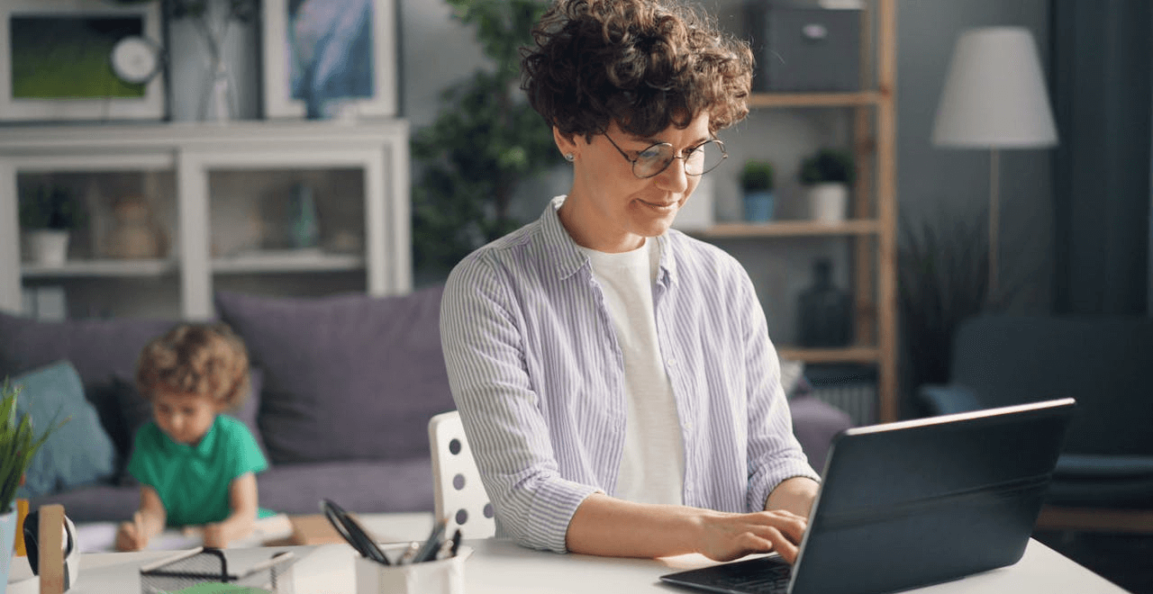 Persona trabajando en su computadora